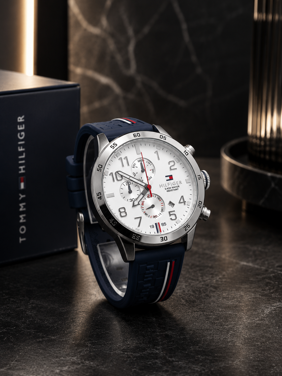 tommy hilfiger manche bleu pure fond blanc